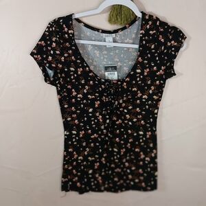 Rue 21 🦚 Flower T-shirt M
